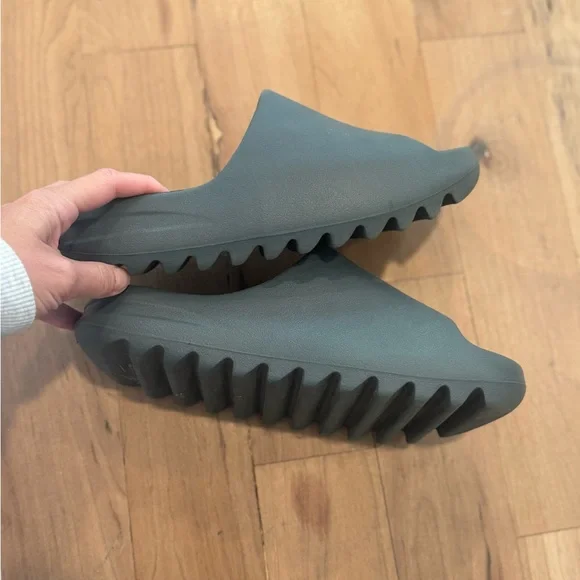 Yeezy Gray Slide Sandals - Picture 4 of 6